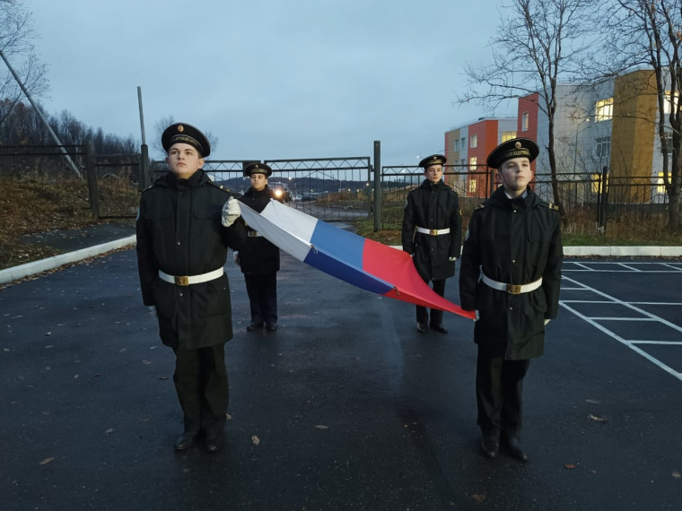 21 октября, учебная неделя в кадетском корпусе началась с поднятия флага и исполнения гимна РФ.