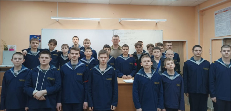 31.01.2025 года к нашим кадетам в гости пришел настоящий герой – участник специальной военной операции, артиллерист, который делился с нами своим бесценным опытом и знаниями!.