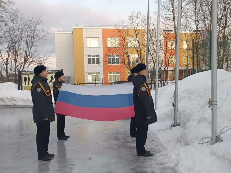 Каждый понедельник в «Североморском кадетском корпусе» начинается с церемония поднятия государственного флага и исполнение гимна России.